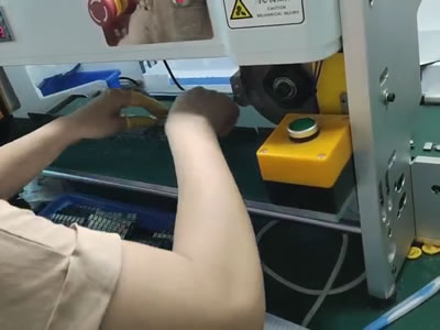 輸送帶走刀加治具切板視頻